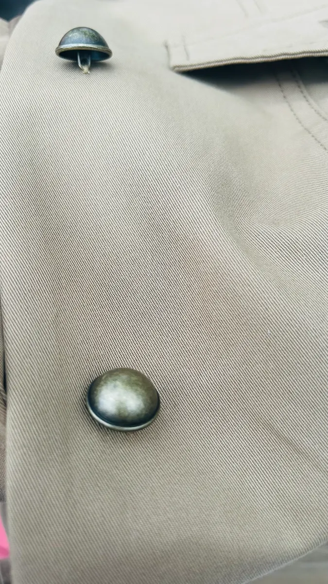 Refuerzo de botones en chaqueta