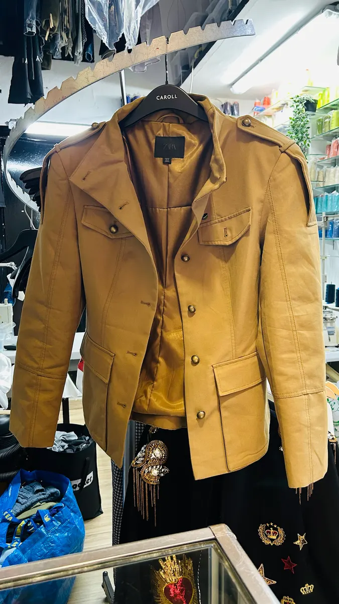 Refuerzo de botones en chaqueta